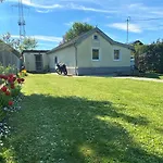 Lovely House Next To River - Free Parking - Big Garden