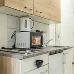 Modern Comforts: Chic Studio Apt Centrally Located