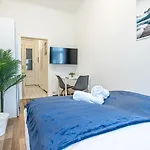 Modern Comforts: Chic Studio Apt Centrally Located