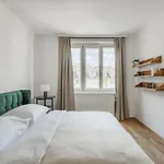 Central 70M Flat Close To Subway