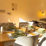 Modern - Calm - Cozy - Self Checkin - Stylish New Apartment Near Center - Close To U4