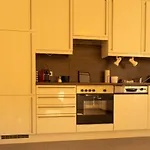 Modern - Calm - Cozy - Self Checkin - Stylish New Apartment Near Center - Close To U4
