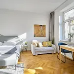 Posh Studio Apartment - Stylish & Urban
