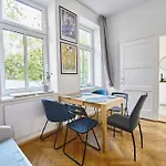 Posh Studio Apartment - Stylish & Urban