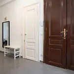 Central Spacious Apartment With A King-Size Bed