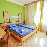 Queen Studio 3P Bs A