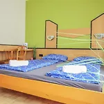Queen Studio 3P Bs A