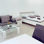 Queen Apartment 4P Wl