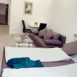 Queen Apartment 4P Wl