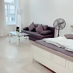 Queen Apartment 4P Wl