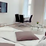 Queen Apartment 4P Wl