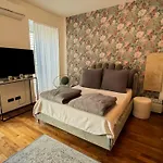 Triangle City Center Apartment