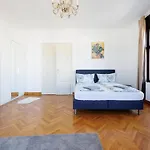 Central Apartment - Private Sauna