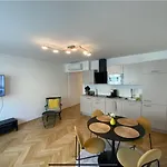 Freshly Renovated Apartment In Trendy Area L Hg21