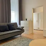 Modern Apartment Near City Center 1Br