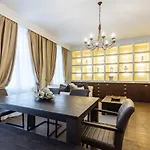 Luxury 2 Bedroom Apartment With King-Size Beds