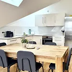 Spacious Penthouse In Favoriten