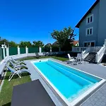 Traum Apartment Mit Pool+Balkon
