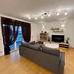 Traum Apartment Mit Pool+Balkon