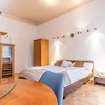 Peaceful Getaway 2Br Apartment With Shared Spaces