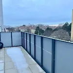 Modern Rooftop Apartment With Balcony - Free Parking