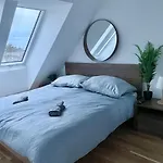 Modern Rooftop Apartment With Balcony - Free Parking