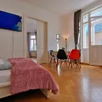 Central And Round 3 Minutes To City Shopping Center And Schoenbrunn Palace