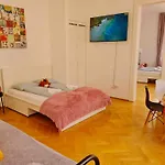 Central And Round 3 Minutes To City Shopping Center And Schoenbrunn Palace