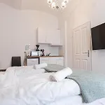 Queen Bed Central Studio Near Westbahnhof