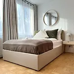 Chic Apartment - Quiet Area - Next To Hospital
