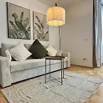 Chic Apartment - Quiet Area - Next To Hospital