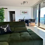 Panorama Sky Apartment I Rooftop Pool I Metro Station