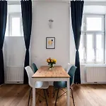 Chic Studio Near Metro & Center By Hm