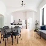 Spacious 2Br Near Attractions By Hm