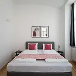 Spacious 2Br Near Attractions By Hm