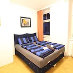 Zx Triple Room In Meidling