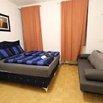 Zx Triple Room In Meidling