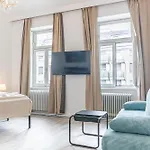 Convenient 2Br Apt. Near U6 Station Am Schoepfwerk