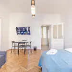City Chic: Spacious 2 Bedroom Hideaway With Local Flair