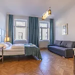 City Chic: Spacious 2 Bedroom Hideaway With Local Flair
