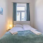City Chic: Spacious 2 Bedroom Hideaway With Local Flair