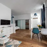 Chic Studio Near Metro & Center By Hm