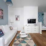 Chic Studio Near Metro & Center By Hm