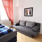 Zx Triple Room In Meidling