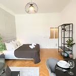 Cozy & Central 2 Bedroom Apartment