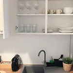 Cozy & Central 2 Bedroom Apartment