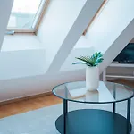 Stylish Apartment With Balcony And Rooftop Views