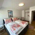Central & Modern In Trendy Area L Hg22
