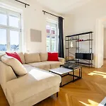 Rochus Stylish Stays
