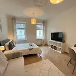 Luxurious One Room Apartment Near Schoenbrunn Palace